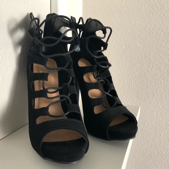 Black strapped heels - Picture 2 of 3